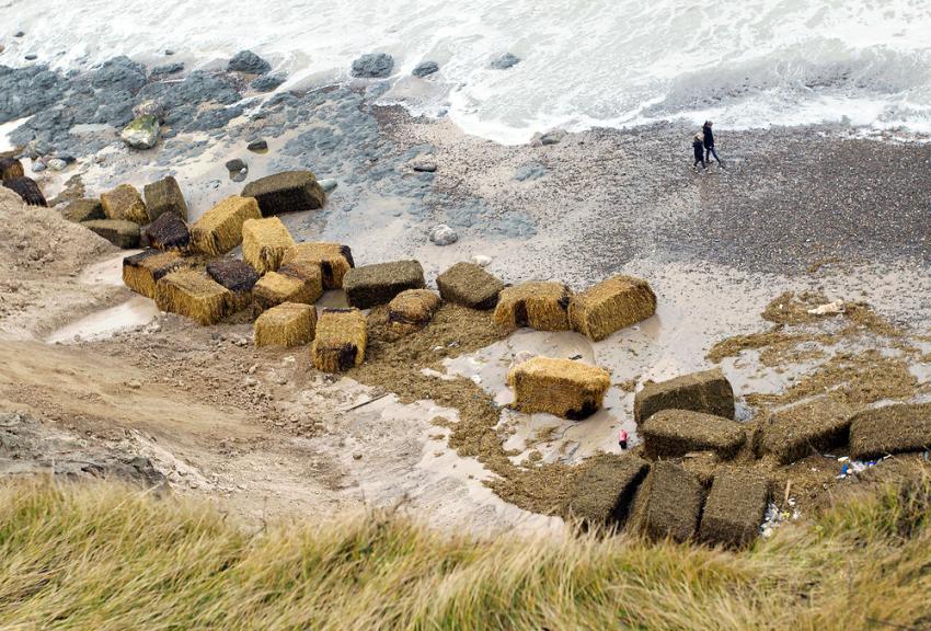 lønstrup strand med halmballer