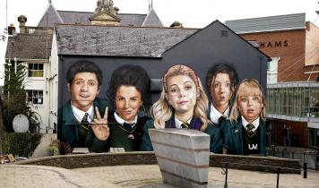 Gavlmaleri af elever i komedieserien Derry Girls