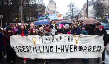 Demonstration med banneret "Til kamp kamp for ligestilling i hverdagen"