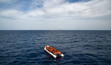 Migranter og flygtninge på en gummibåd venter på at blive evakueret under en redningsaktion ud for Libyens kyst, november 2016.