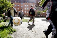 Et par drenge spiller fodbold i Mjølnerparken på Nørrebro i København