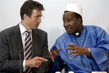 Tidligere statsminister Anders Fogh Rasmussen taler med Alpha Oumar Konare, formand for Den afrikanske Union ved et møde i København i maj 2006.