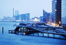 Den bølgeformede promenade 'Bølgen' på Kalvebod Brygge i Københavns Havn.