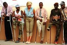 Diana, prinsesse af Wales, taler med landmineofre under sit besøg i Angola. 31. august 1997.