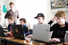 Den amerikanske skolelærer Joel Levin fra New York har udviklet en version af computerspillet Minecraft som bruges på Grejsdal Skole i Vejle.