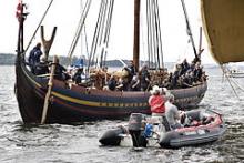 Vikingeskibet Havhingsten af Glendalough. Verdens største rekonstruktion af et vikingekrigsskib stævner ud i Roskilde Fjord  efter et festligt arrangement ved Vikingemuseet. 