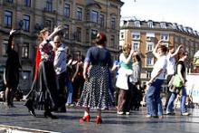 Forbipasserende bliver tilbudt at danse Flamingo på Kongens Nytorv i København.