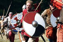 Vikingetræf ved Moesgård Museum. Det er et imponerende skue når 200 vikinger slås i fuld udrustning og er ved at segne i sommervarmen.