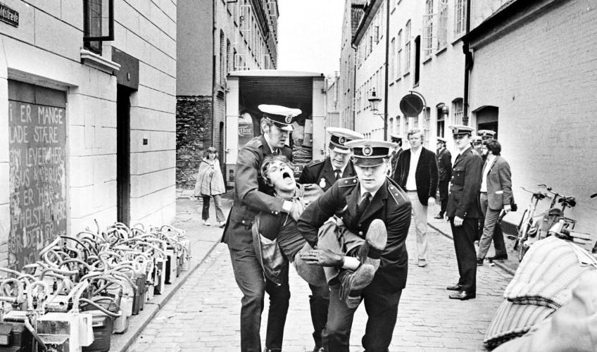 Kim Larsen bæres af betjente