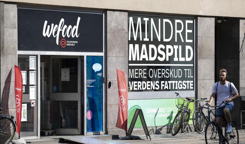 Wefood kæmper mod madspild og sælger varer med beskadiget emballage, forkert mærkning og overskrevet dato for holdbarhed. Her på Nørrebrogade i København.