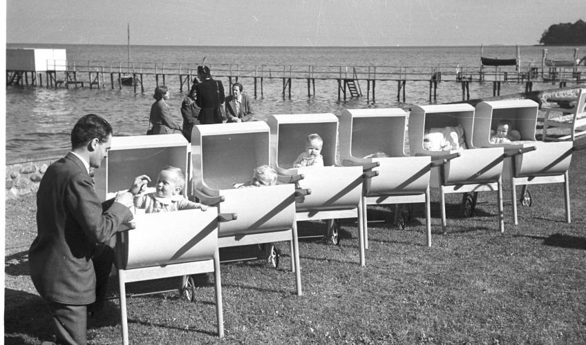 Små børn fra et børnehjem i Skodsborg sover til middag på stranden.