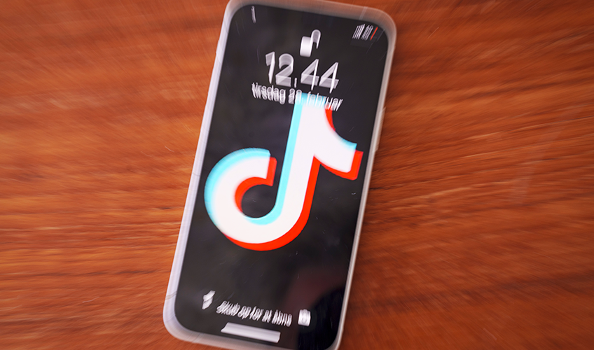 Telefon med TikTok-logo