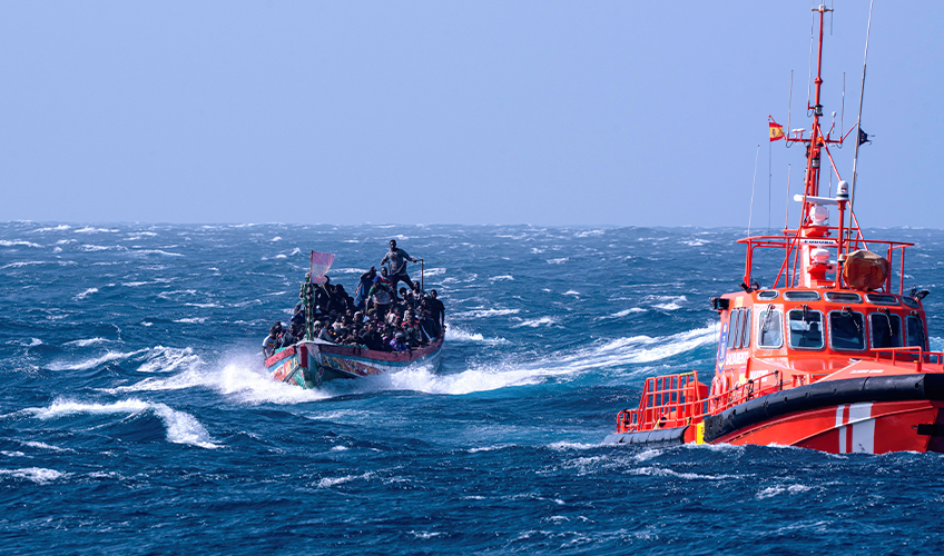 En senegalesisk båd med 188 migranter ankommer til havnen i La Restinga på den kanariske ø El Hierro i august 2024