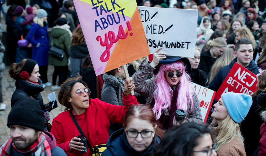 Kvinder med plakater under demonstrationen "Alle feminister på gaden", København, 2019