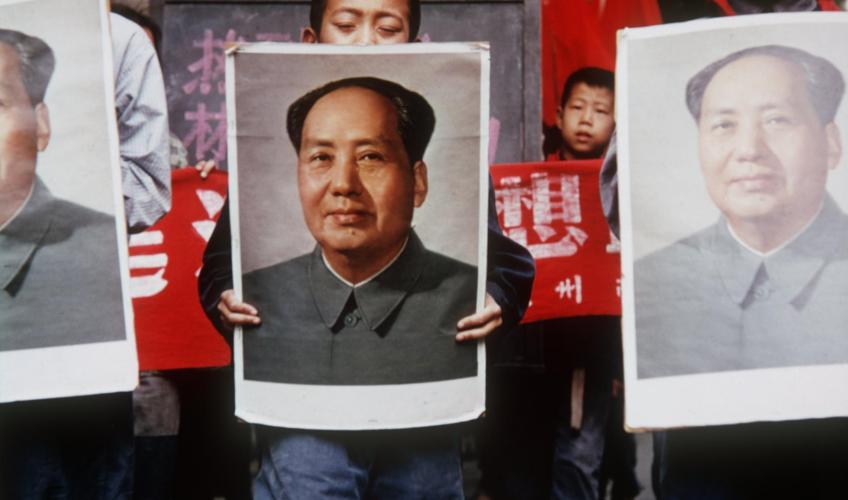 Børn bærer plakater med portrættet af Mao Tse-Tung under en propagandaparade under Kulturrevolutionen i Soochow, Kina, 1966