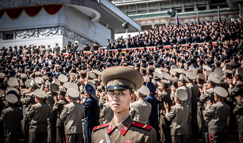 Nordkoreansk soldat kigger mod kamera i forbindelse med militærparade i Pyongyang i 2018